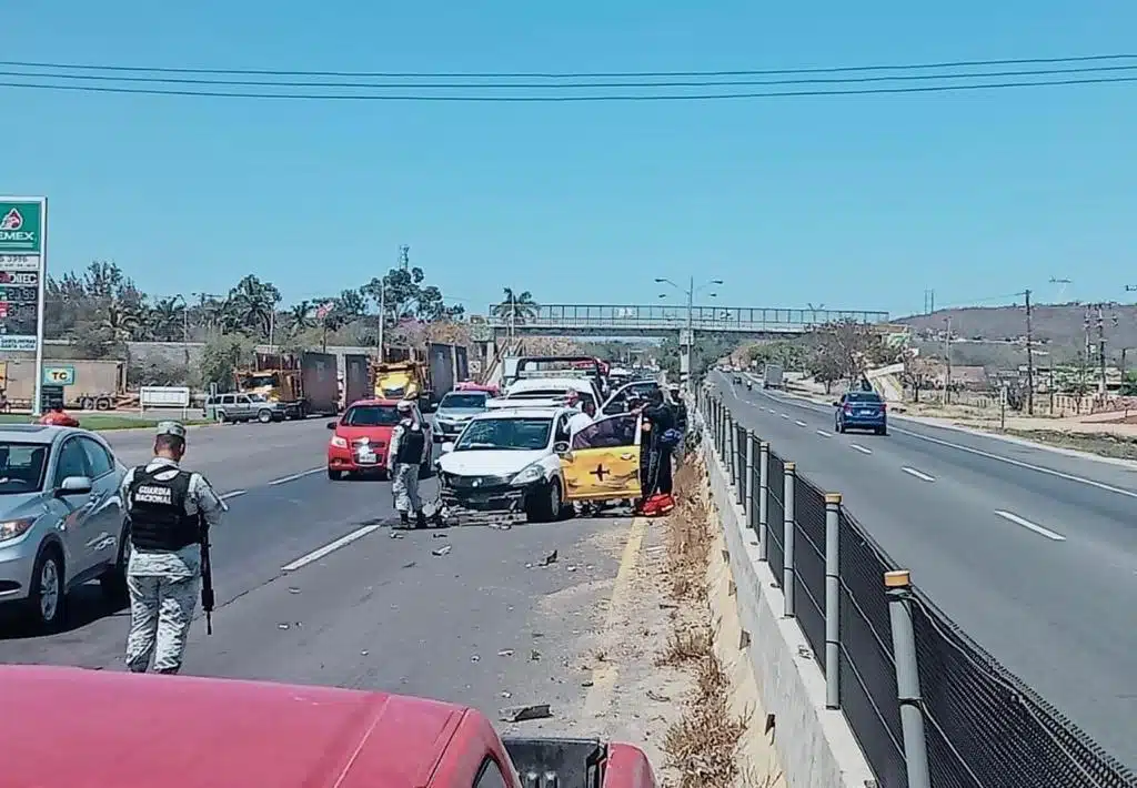 Aparatoso choque entre dos vehículos en la salida sur de Mazatlán deja a dos lesionados