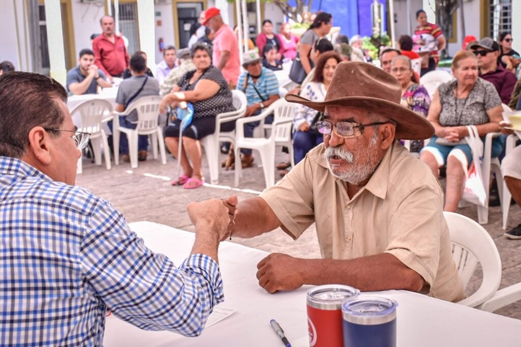 alcalde-mazatlan-escuchando a la gente