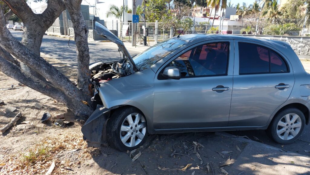 auto choca contra un árbol en Mazatlan