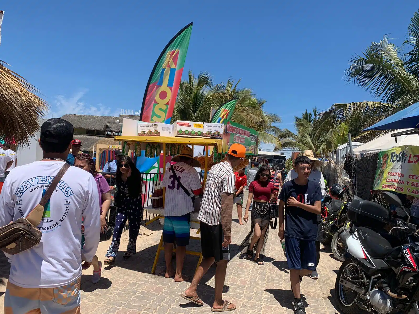 bañistas en playas de Mazatlán