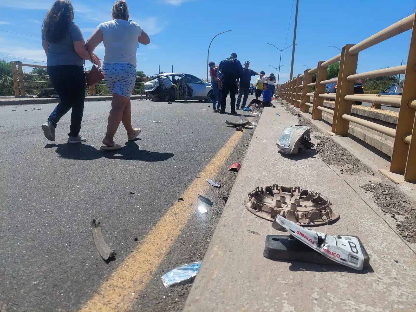 Karen vivió momentos de terror cuando vio venir el tráiler que los embistió en Guasave