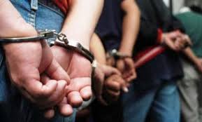 Esposados, detenidos, cortesía
