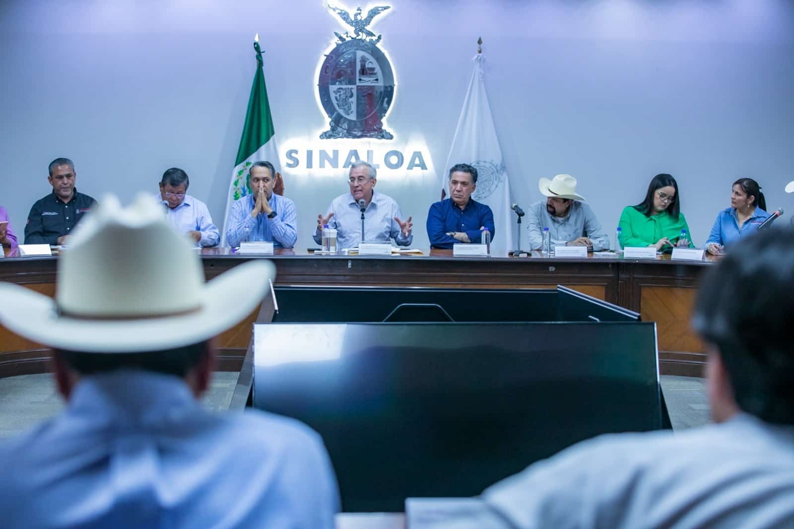 Gobernador y agricultores establecen una mesa permanente de trabajo para la venta del maíz y trigo