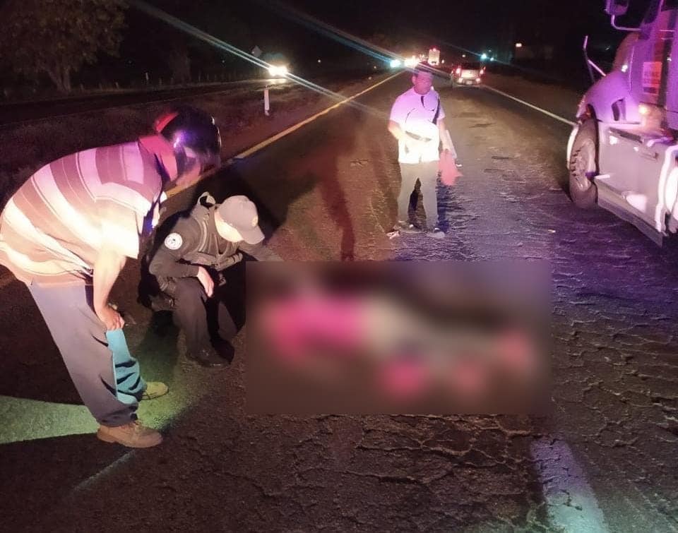 ¡Quedó inconsciente! Motociclista termina en hospital tras derrapar en una moto en San Miguel, Ahome