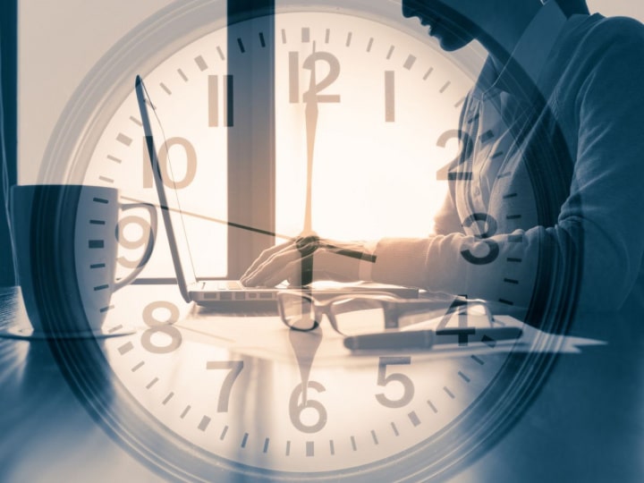 un hombre trabajando de fondo y sobrepuesta una imagen de un reloj
