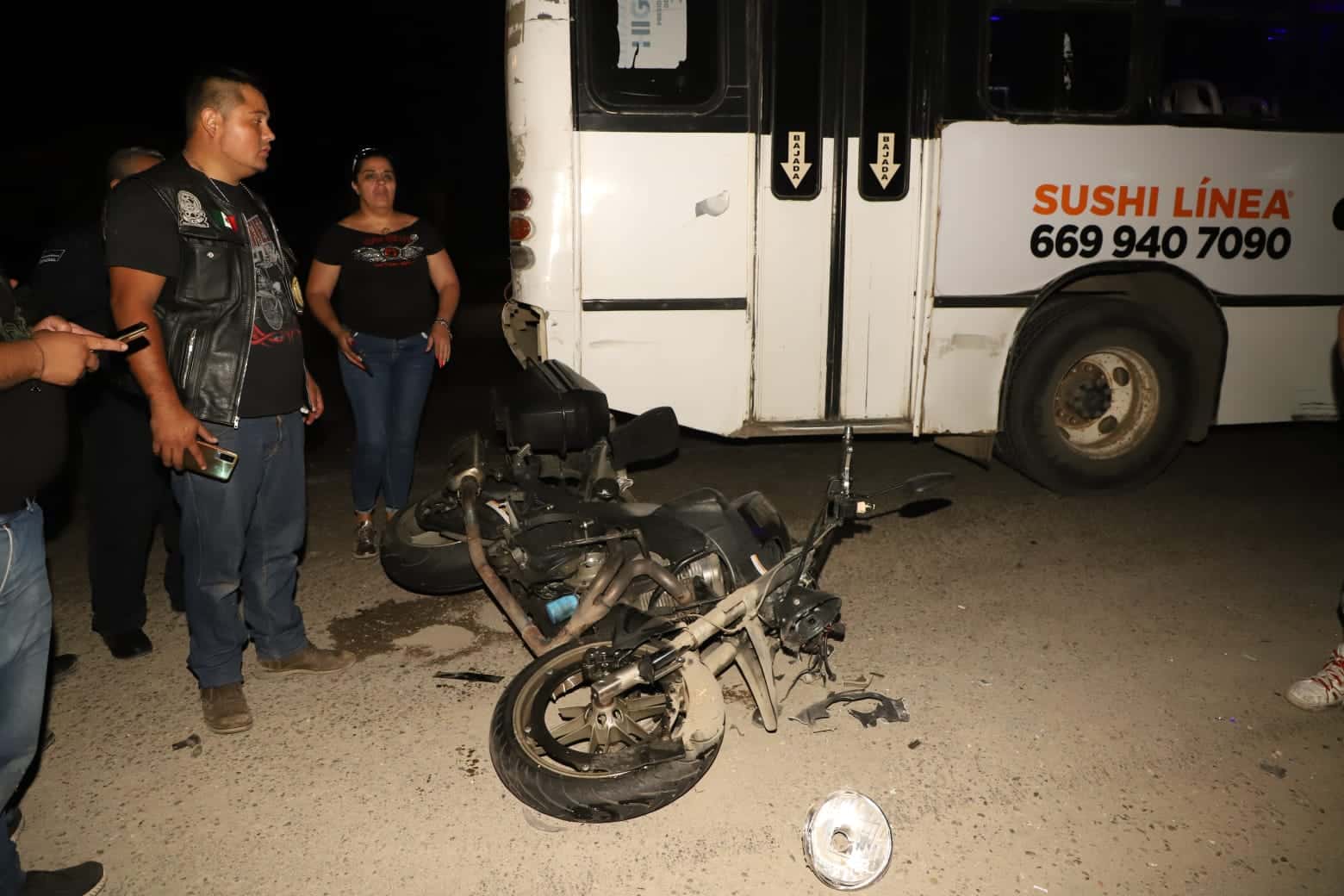 Joven se estrelló contra un camión urbano frente al Cereso