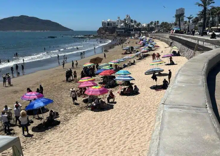 turistas- playas de Mazatlán