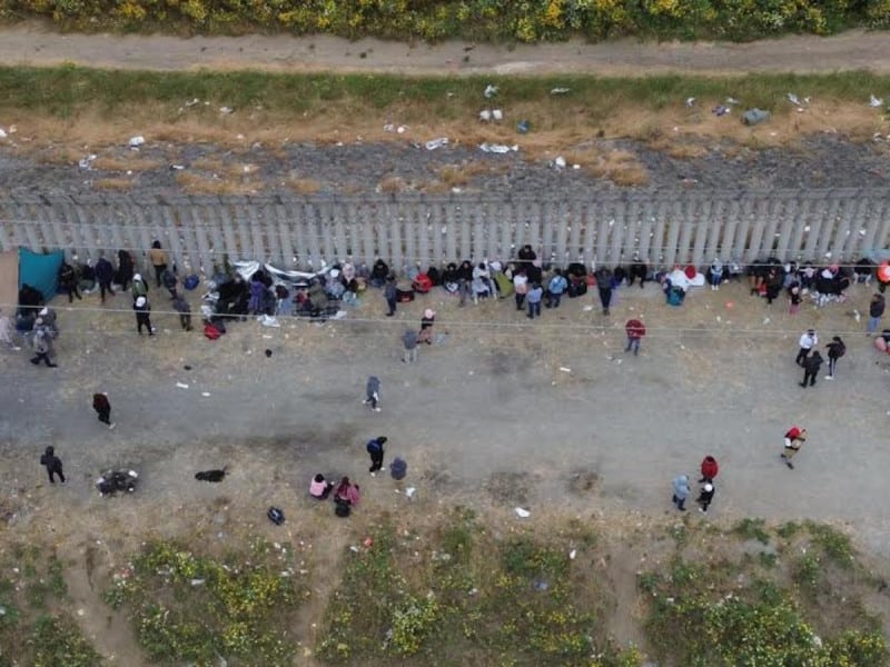 ¡Conmovedor! Captan a migrantes que duermen al lado del muro fronterizo en Tijuana