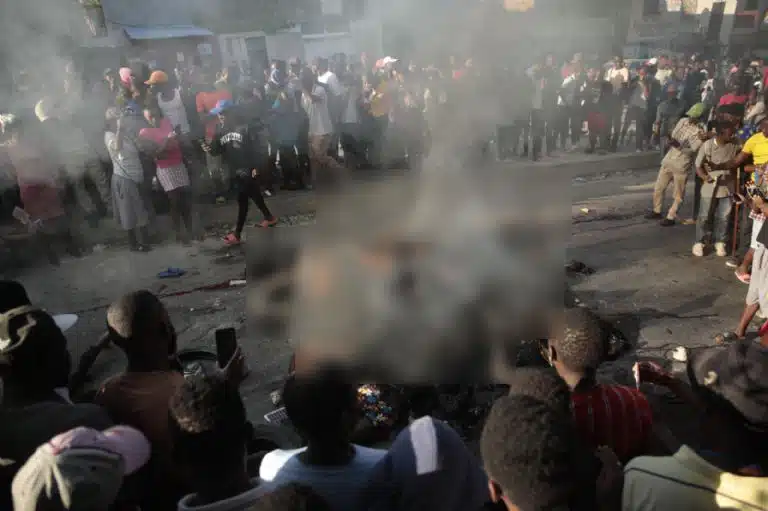 ¡Horrible! Linchan a 13 pandilleros y los queman vivos en calles de Haití...