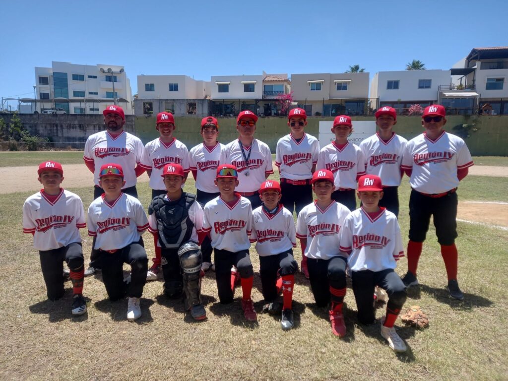 Culiacán, Sin.- La Región IV tuvo un cierre perfecto en la fase de grupos para culminar de manera invicta, luego de apalear 11-3 a Región IX-Centauros , en actividad del Premundial de Beisbol Cal Ripken, que se disputa en la ciudad de Culiacán.  Ángel Segovia y Alfredo “Gatito” Magaña mostraron su poder con el madero al producir tres jonrones entre los dos, donde Segovia la sacó en par de ocasiones para culminar su participación de 3-2; Magaña lo hizo de 4-3.  La novena bajo el mando de Enrique “Kiki” Noriega se lució en esta fase de grupos al llevarse tres triunfos (todos anotaron 11 carreras), donde la ofensiva ha respondido, mientras que, el lanzador Rubén Lagunes se subió a la lomita y de principio a fin logró dominar a los chihuahuenses para llevarse el éxito con la ruta completa.  Este sábado se disputarán los cuartos de final en las sedes oficiales Culiacán Recursos y Culiacán AC.  Actualmente, México es el campeón de este evento internacional, luego de haberle ganado a Puerto Rico por pizarra de 8-1, en 2022. Había cuatro sinaloenses en ese roster, Alex Tolosa (Mazatlán), Salvador y Rigoberto Murillo (Culiacán), José Ahumada (Guasave).