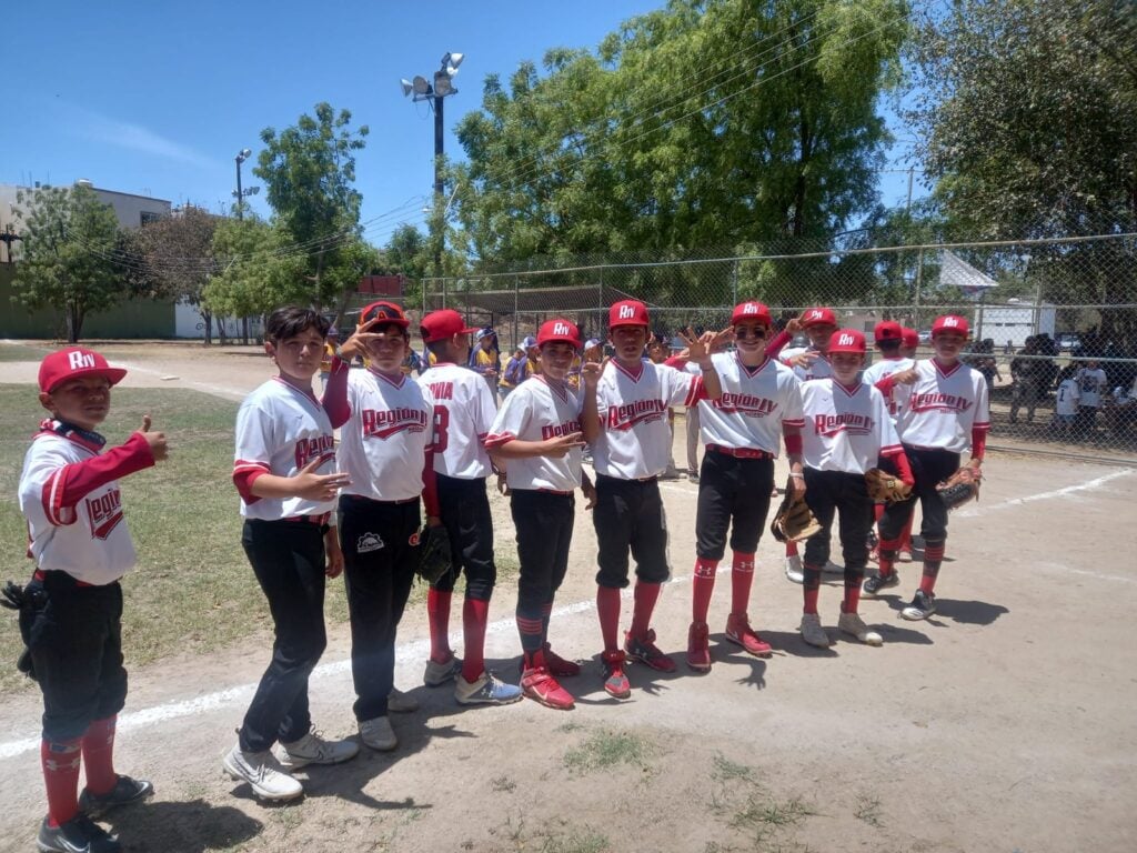 Culiacán, Sin.- La Región IV tuvo un cierre perfecto en la fase de grupos para culminar de manera invicta, luego de apalear 11-3 a Región IX-Centauros , en actividad del Premundial de Beisbol Cal Ripken, que se disputa en la ciudad de Culiacán.  Ángel Segovia y Alfredo “Gatito” Magaña mostraron su poder con el madero al producir tres jonrones entre los dos, donde Segovia la sacó en par de ocasiones para culminar su participación de 3-2; Magaña lo hizo de 4-3.  La novena bajo el mando de Enrique “Kiki” Noriega se lució en esta fase de grupos al llevarse tres triunfos (todos anotaron 11 carreras), donde la ofensiva ha respondido, mientras que, el lanzador Rubén Lagunes se subió a la lomita y de principio a fin logró dominar a los chihuahuenses para llevarse el éxito con la ruta completa.  Este sábado se disputarán los cuartos de final en las sedes oficiales Culiacán Recursos y Culiacán AC.  Actualmente, México es el campeón de este evento internacional, luego de haberle ganado a Puerto Rico por pizarra de 8-1, en 2022. Había cuatro sinaloenses en ese roster, Alex Tolosa (Mazatlán), Salvador y Rigoberto Murillo (Culiacán), José Ahumada (Guasave).