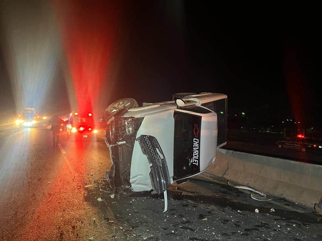 ¡La Silverado quedó volteada sobre el muro de contención! Así fue la aparatosa volcadura en Guasave