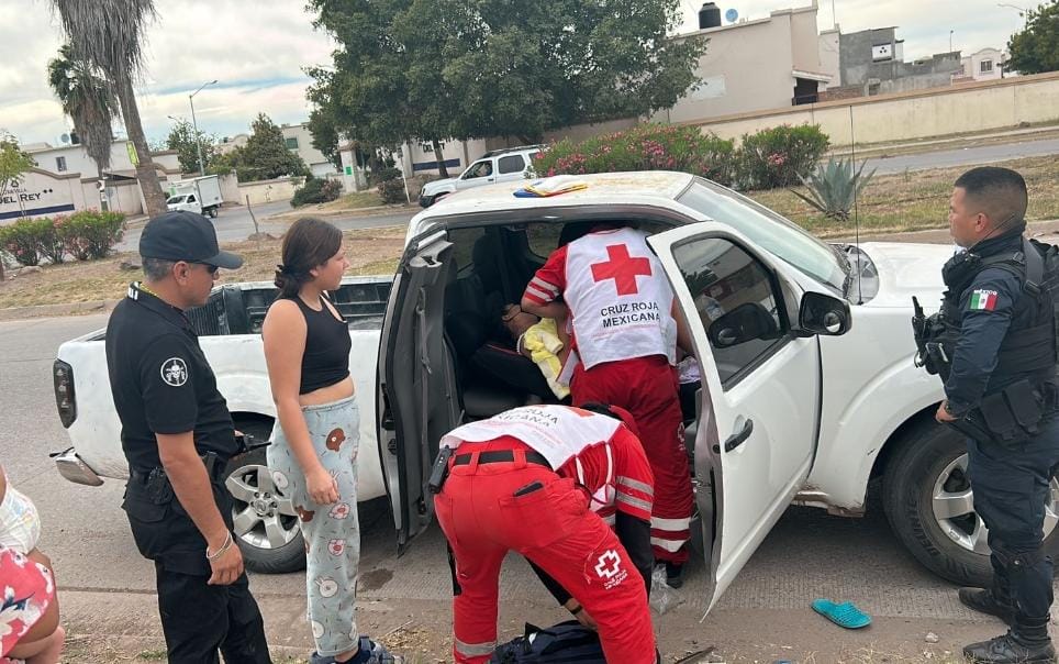 ¡La reciben los brazos de la ley! Reina no llegó al hospital; tuvo a su bebé con ayuda de policías