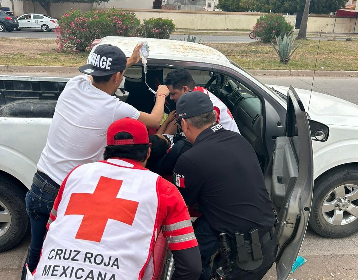 ¡La reciben los brazos de la ley! Reina no llegó al hospital; tuvo a su bebé con ayuda de policías