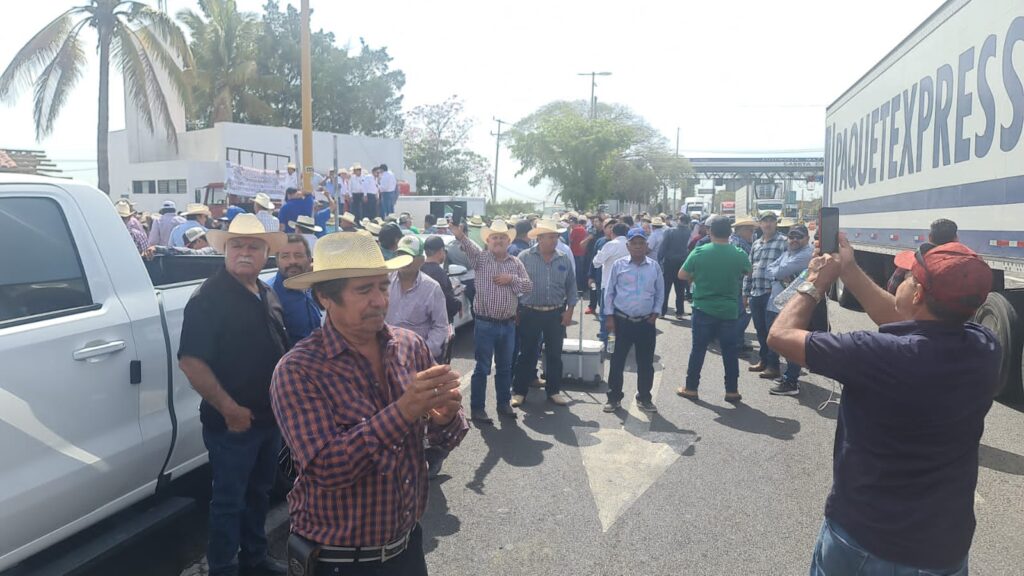 ¡Lo cumplen! Para hacerse notar en visita de AMLO, agricultores se manifiestan en caseta de Costa Rica 
