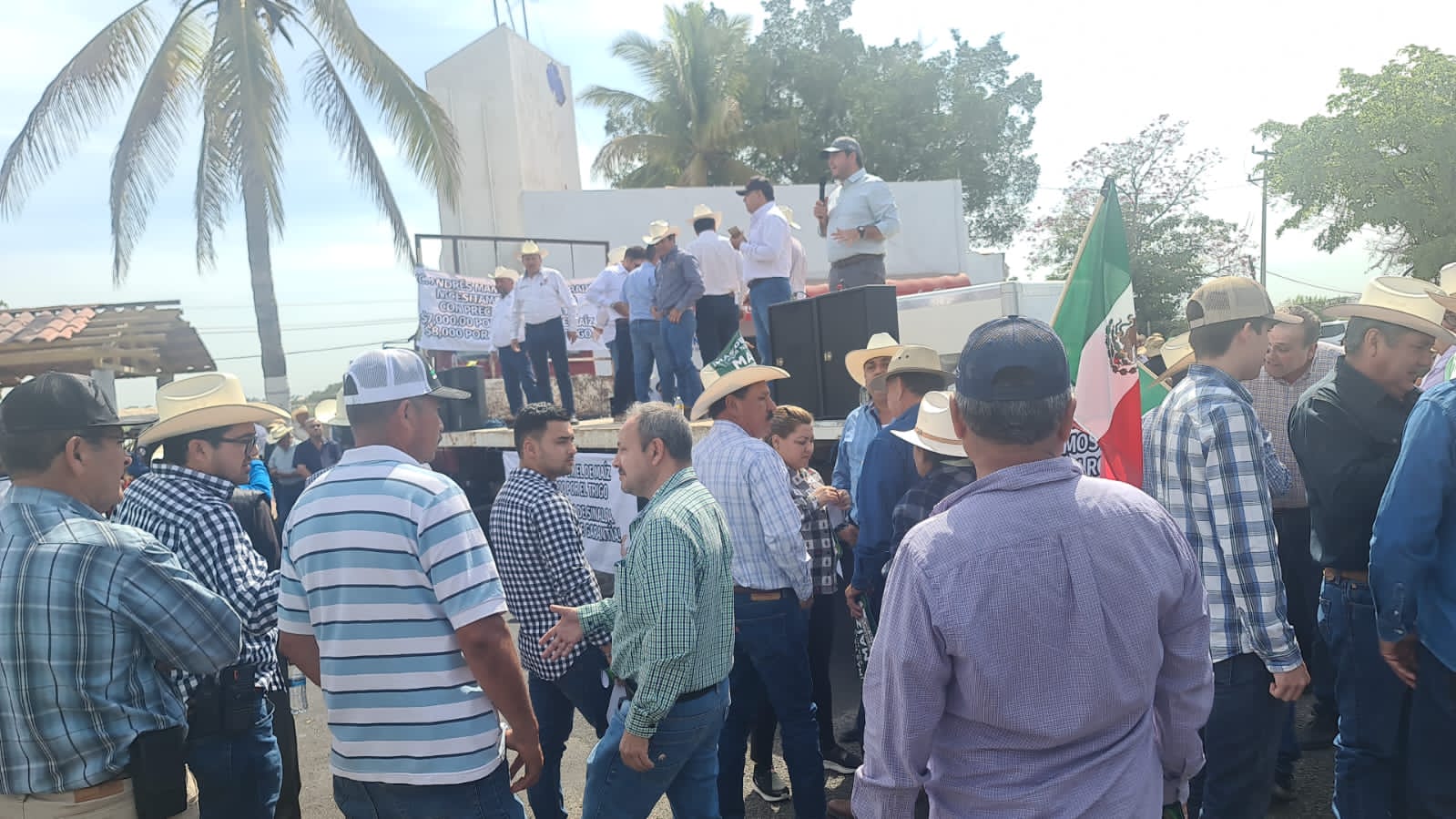 ¡Lo cumplen! Para hacerse notar en visita de AMLO, agricultores se manifiestan en caseta de Costa Rica