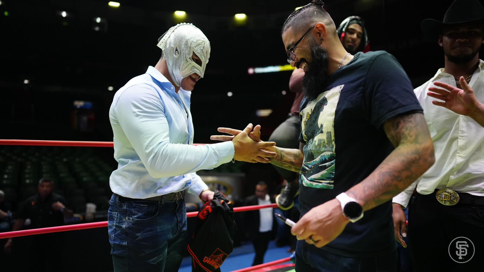 ¡Lo disfrutan! Gigantes fueron a la lucha libre y Tatis Jr. luce enmascarado en Mexico Series