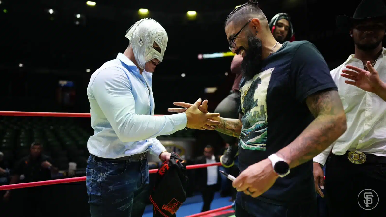 ¡Lo disfrutan! Gigantes fueron a la lucha libre y Tatis Jr. luce enmascarado en Mexico Series
