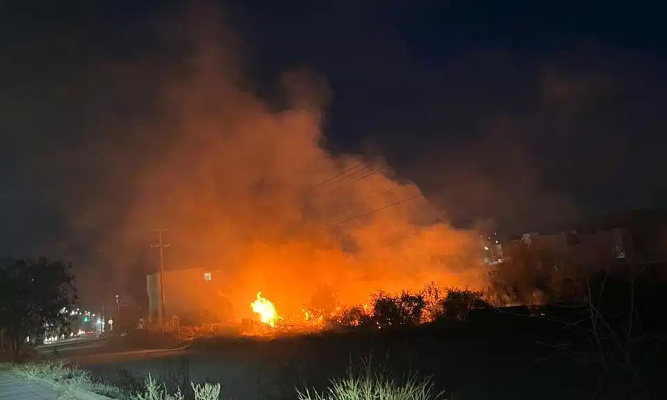 ¡No es otro incendio forestal! Siguen quemando maleza en Culiacán (2)