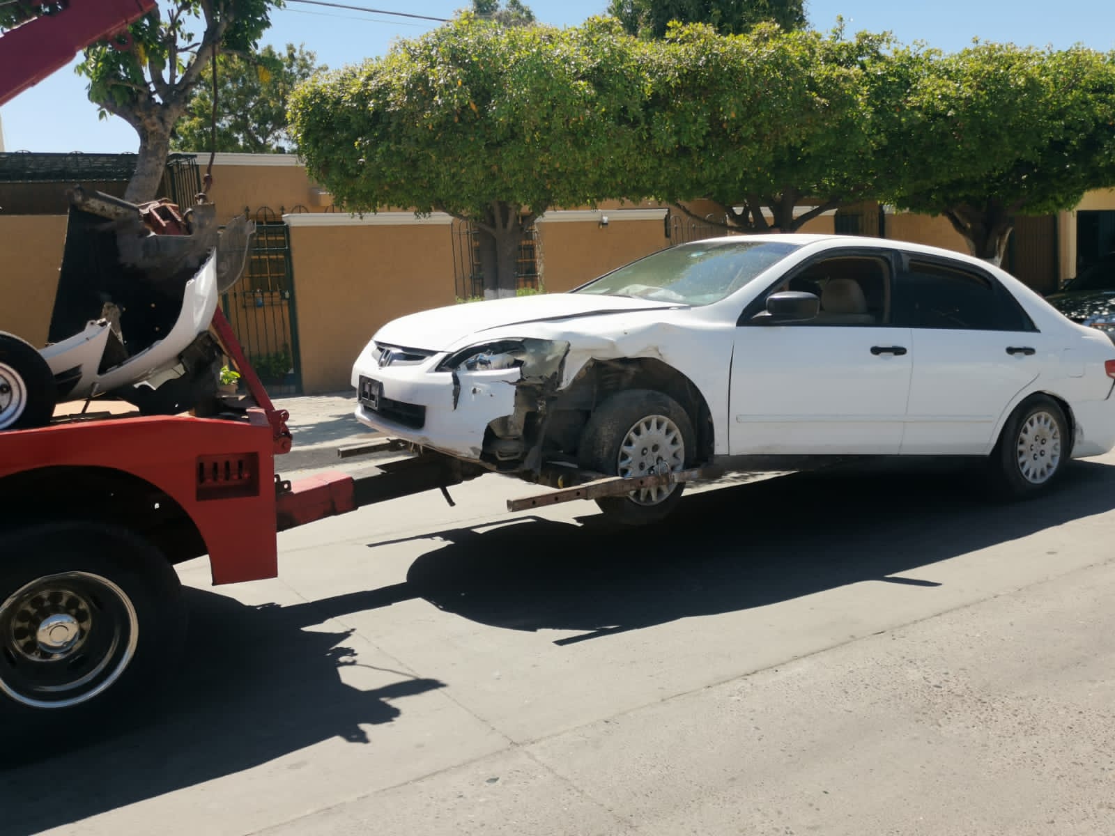 ¡Otro taxi accidentado! Lo impacta un Honda y termina estrellándose contra un árbol en Los Mochis