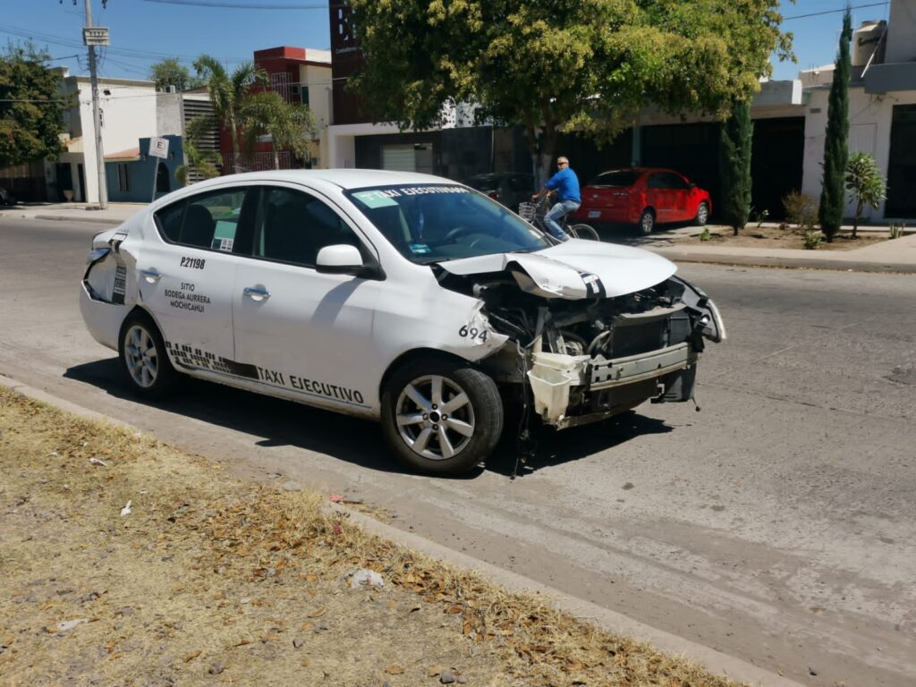 ¡Otro taxi accidentado! Lo impacta un Honda y termina estrellándose contra un árbol en Los Mochis