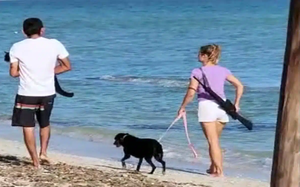 ¡Pánico en Yucatán! Alarma en turistas al ver a extranjera con rifle paseando por la playa