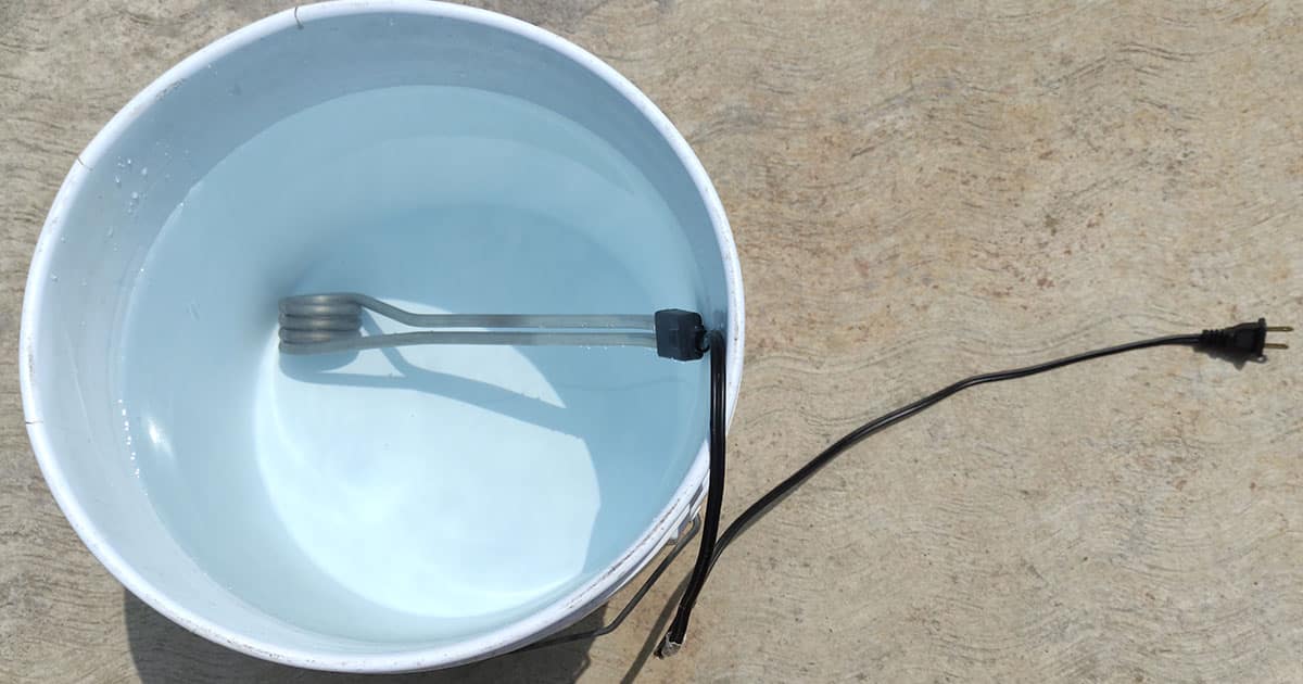 ¡Se electrocutó! Fallece joven al tocar el agua que calentaba con una resistencia