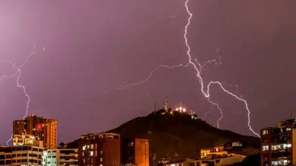 ¡Tragedia en Colombia! Fallecen cinco personas tras recibir un rayo; hay 14 lesionados