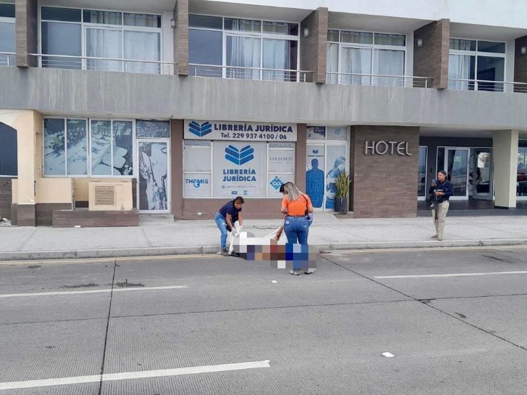 ¡Trágico! Se lanzó del balcón de un hotel en Veracruz; tenía entre 25 y 30 años