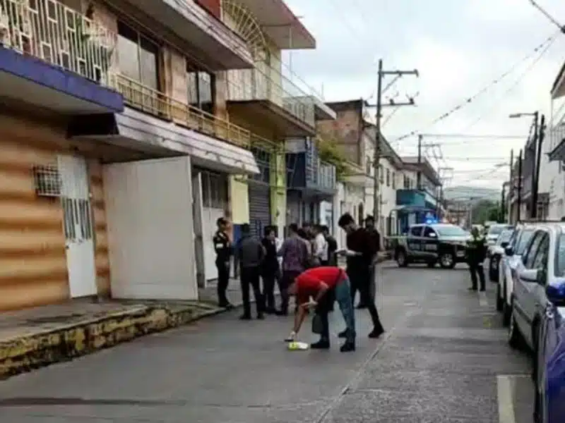 ¡Violencia en Veracruz! Asesinan a director de secundaria al exterior de su casa