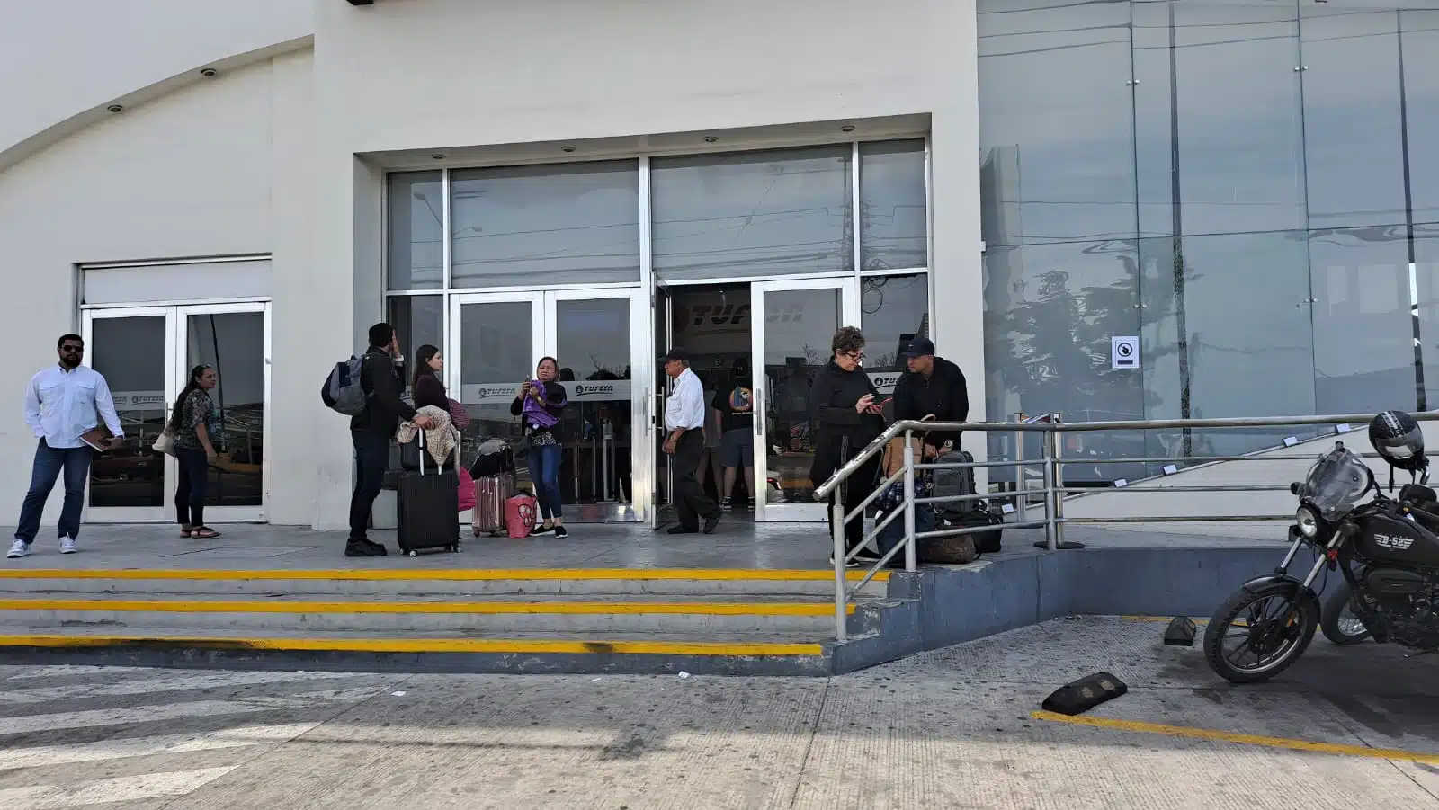 ¿Qué pasó ¿Es un balazo Hallan dañado cristal de terminal de autobuses en Mazatlán