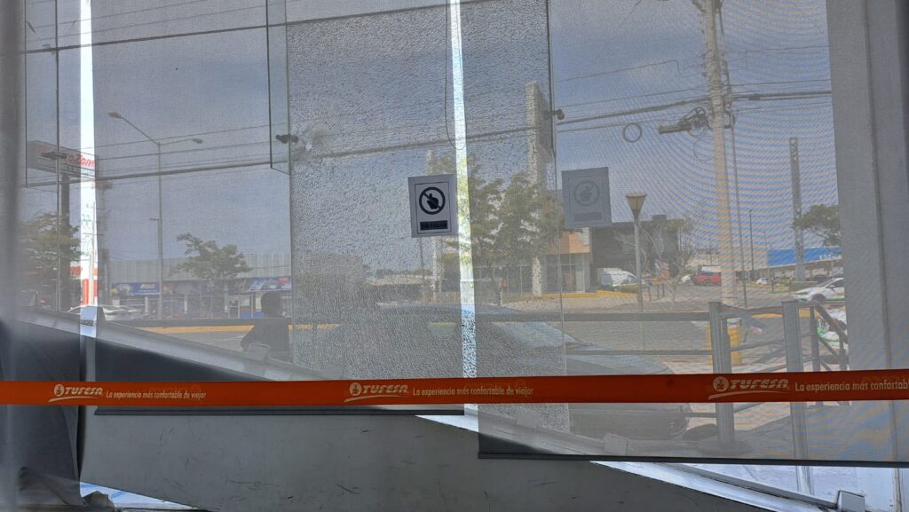 ¿Qué pasó? ¿Es un balazo? Hallan dañado cristal de terminal de autobuses en Mazatlán