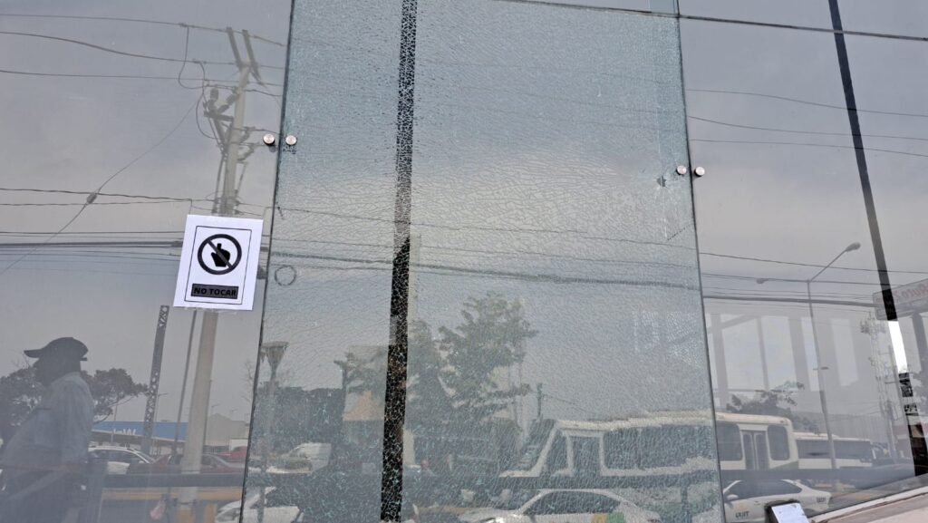 ¿Qué pasó? ¿Es un balazo? Hallan dañado cristal de terminal de autobuses en Mazatlán