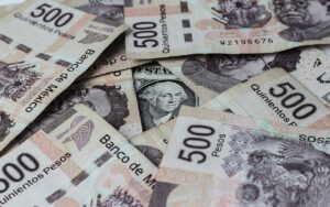 ¿Te conviene comprar o vender dólar Checa en cuánto está a la venta y compra en México