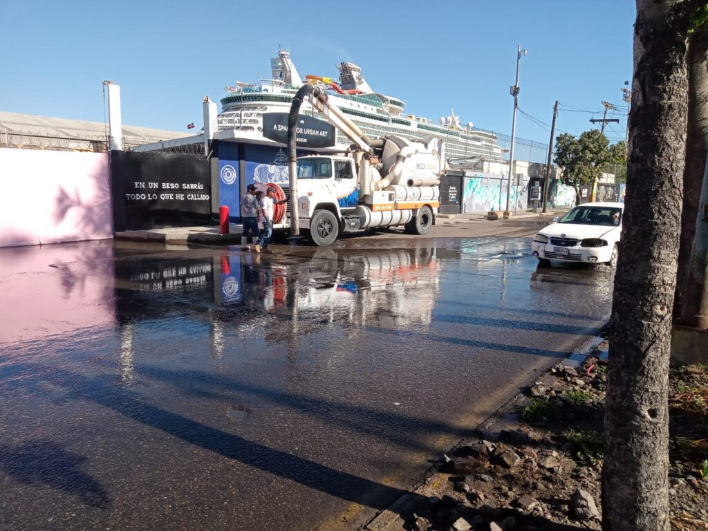 Aguas residuales en la Emilio Barragán, Mazatlán