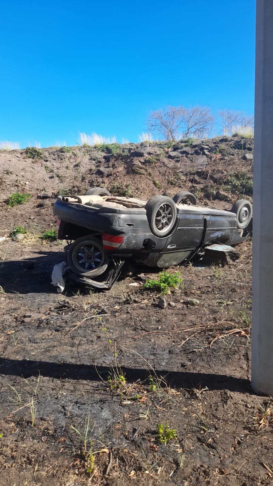 Se Salió Del Camino: Volcadura De Automóvil Deja Dos Personas ...