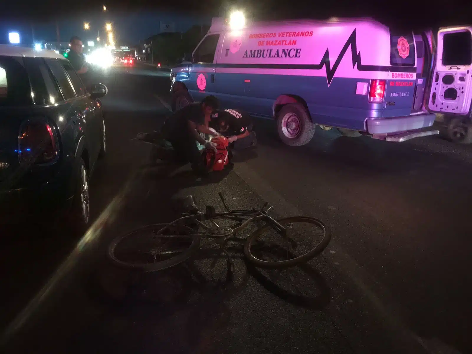 Ciclista es atropellado por auto fantasma en Mazatlán
