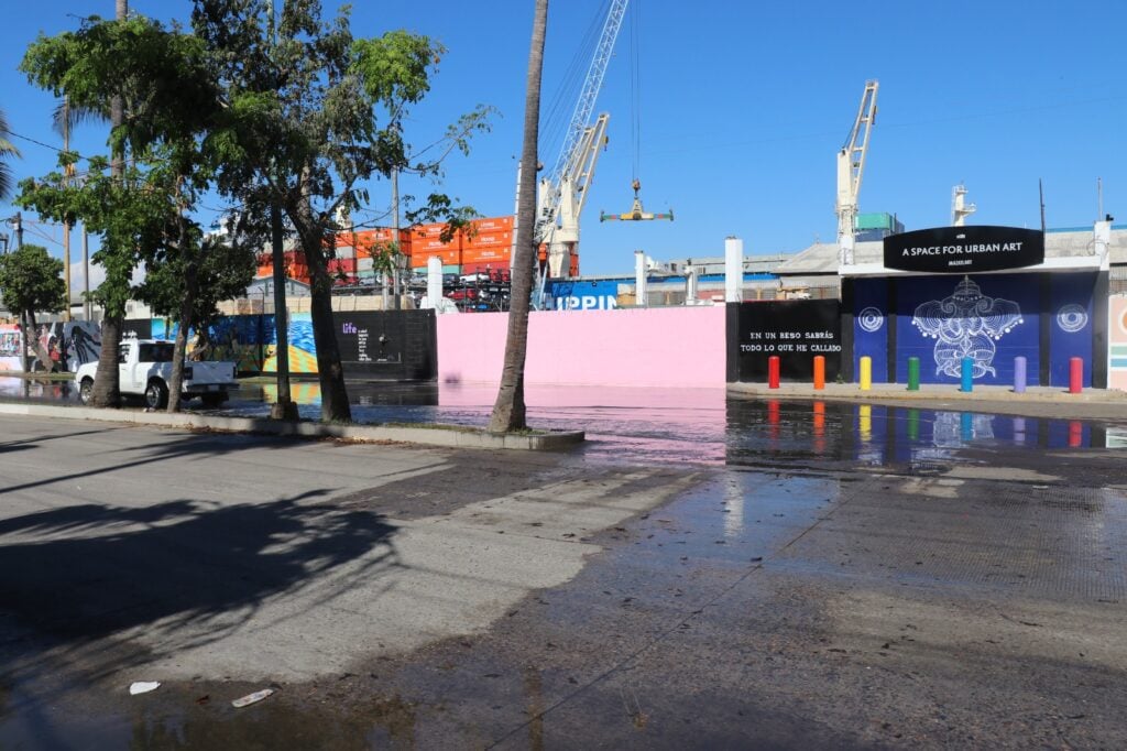 Aguas residuales en la Emilio Barragán, Mazatlán