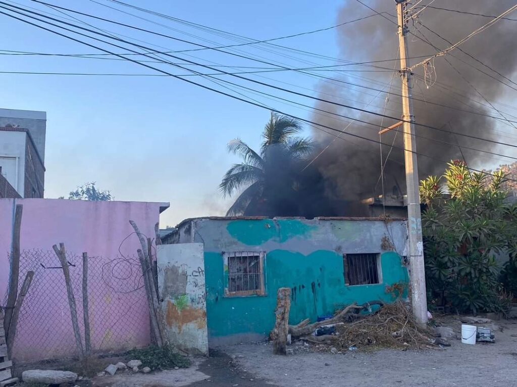 Hombre salva a niños de incendio en Villa Unión