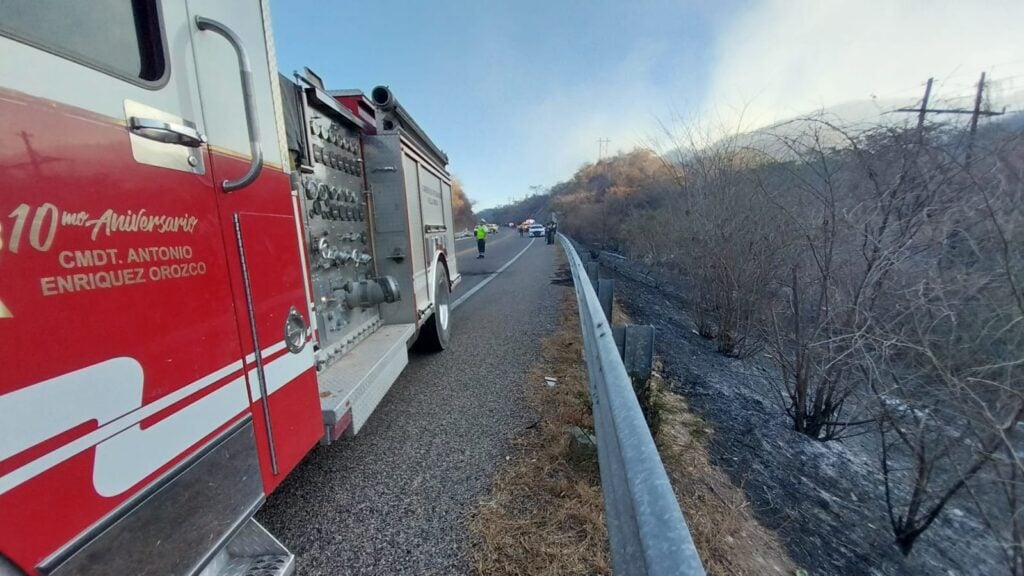 Vuelca pipa sobre la Mazatlán-Durango