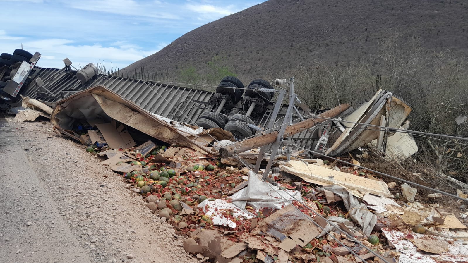 Vuelca tráiler con sandías en Ahome
