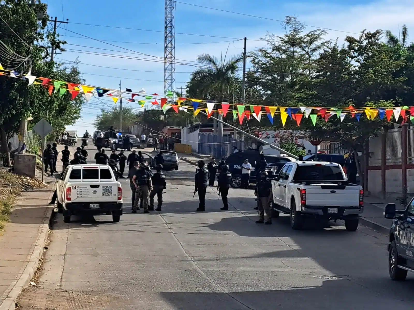 Accidente policías y civiles en Culiacán