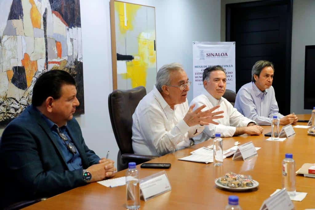 Gobernador y coordinadora estatal de Vivienda