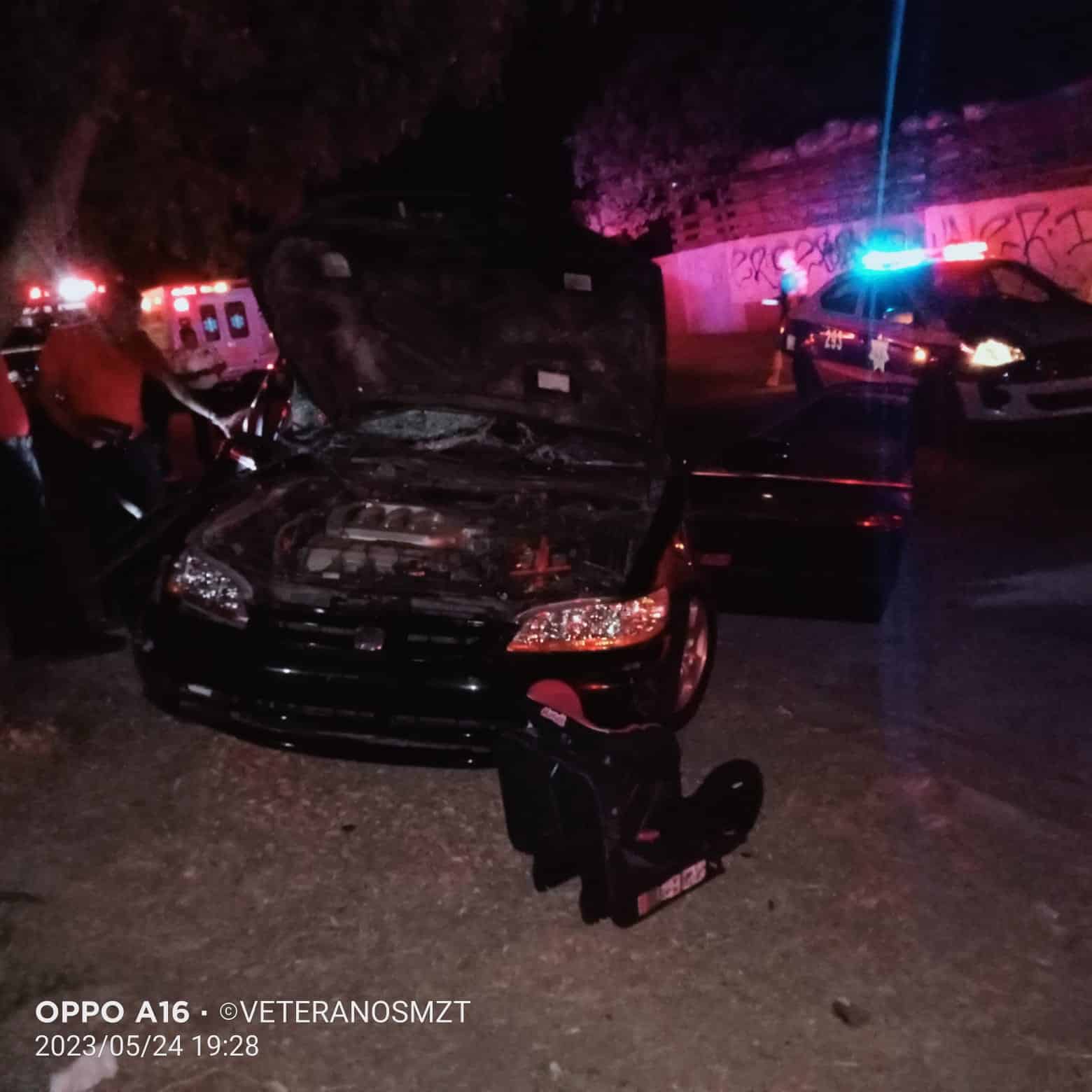 Choque contra árbol en Mazatlán