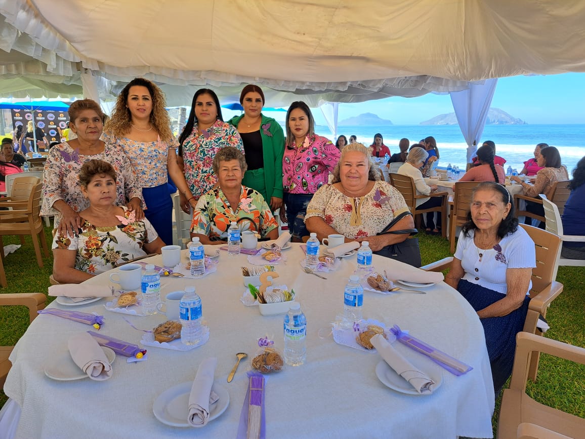 Festejo mamás voluntarias en Mazatlán