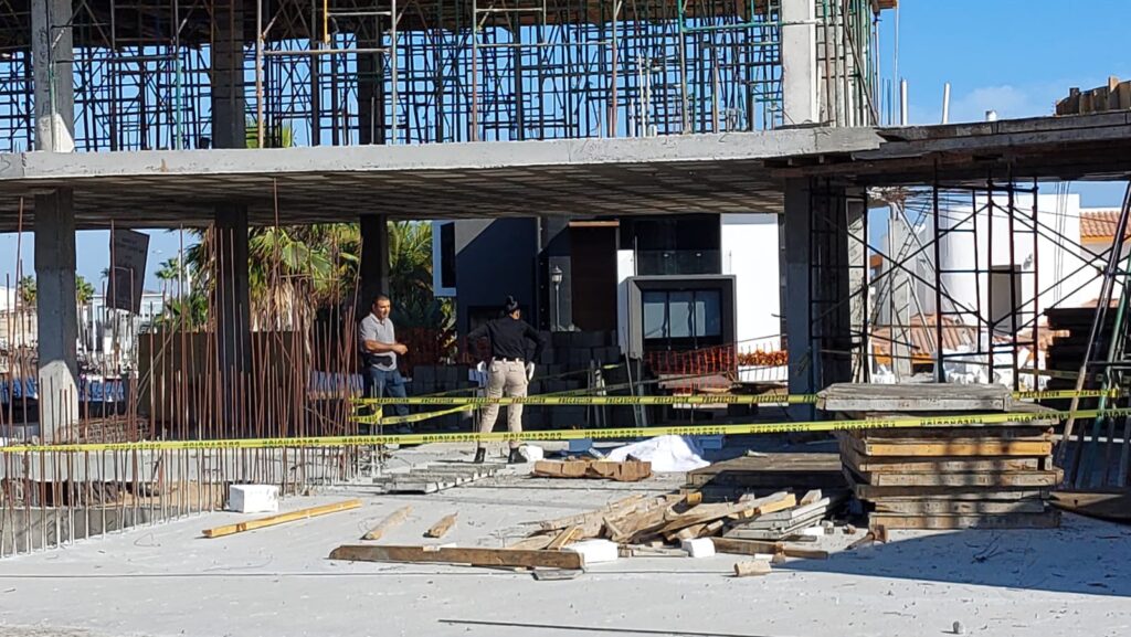 Obrero muere al caer de segundo piso en Mazatlán