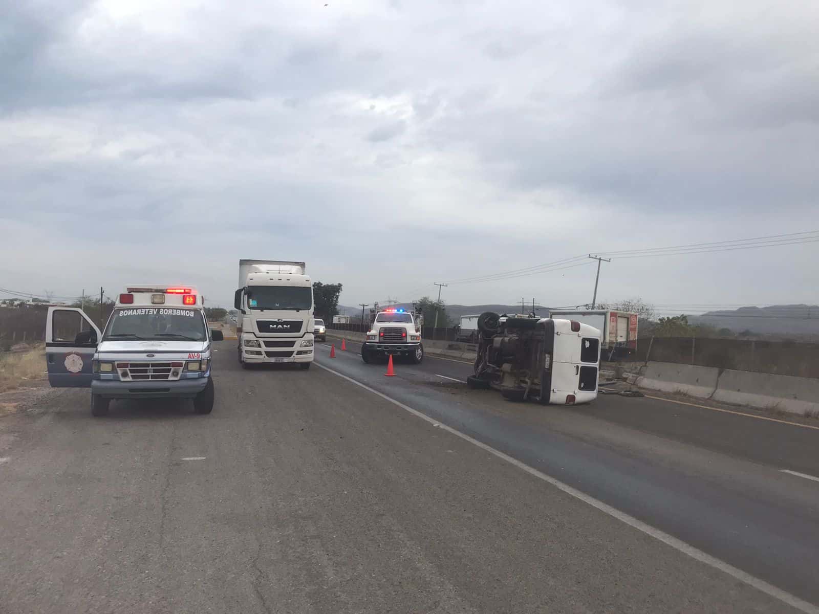 Camioneta vuelca cerca del Centro Penitenciario de Mazatlán ¿Cuál fue la causa?