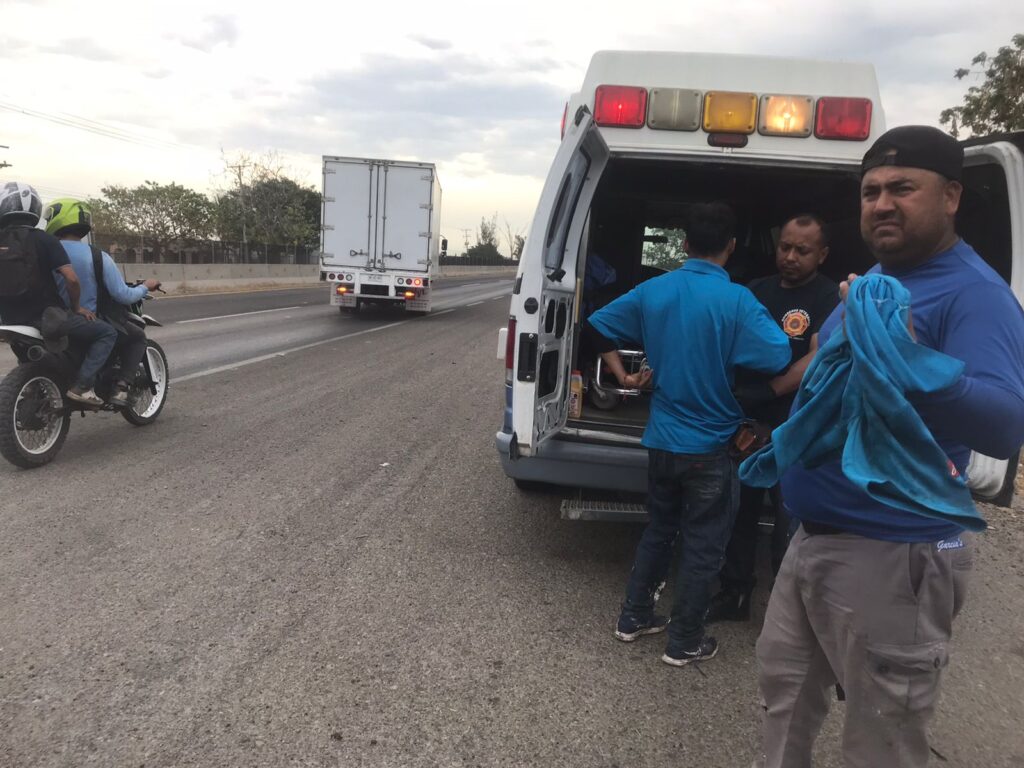 Camioneta vuelca cerca del Centro Penitenciario de Mazatlán ¿Cuál fue la causa?