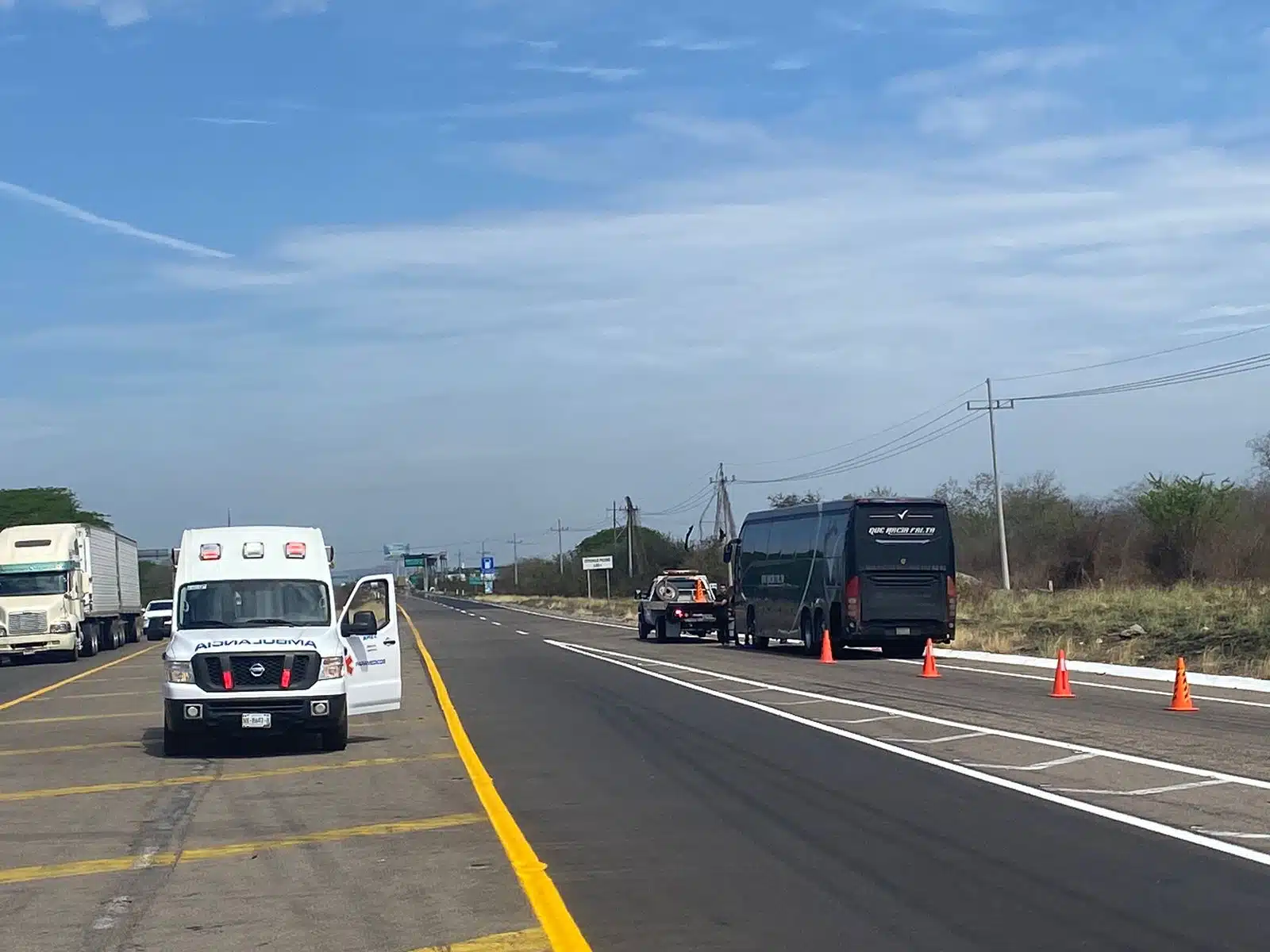 Camión de banda de música regional choca por la Mazatlán-Tepic; deja lesionado a “El Rayo”