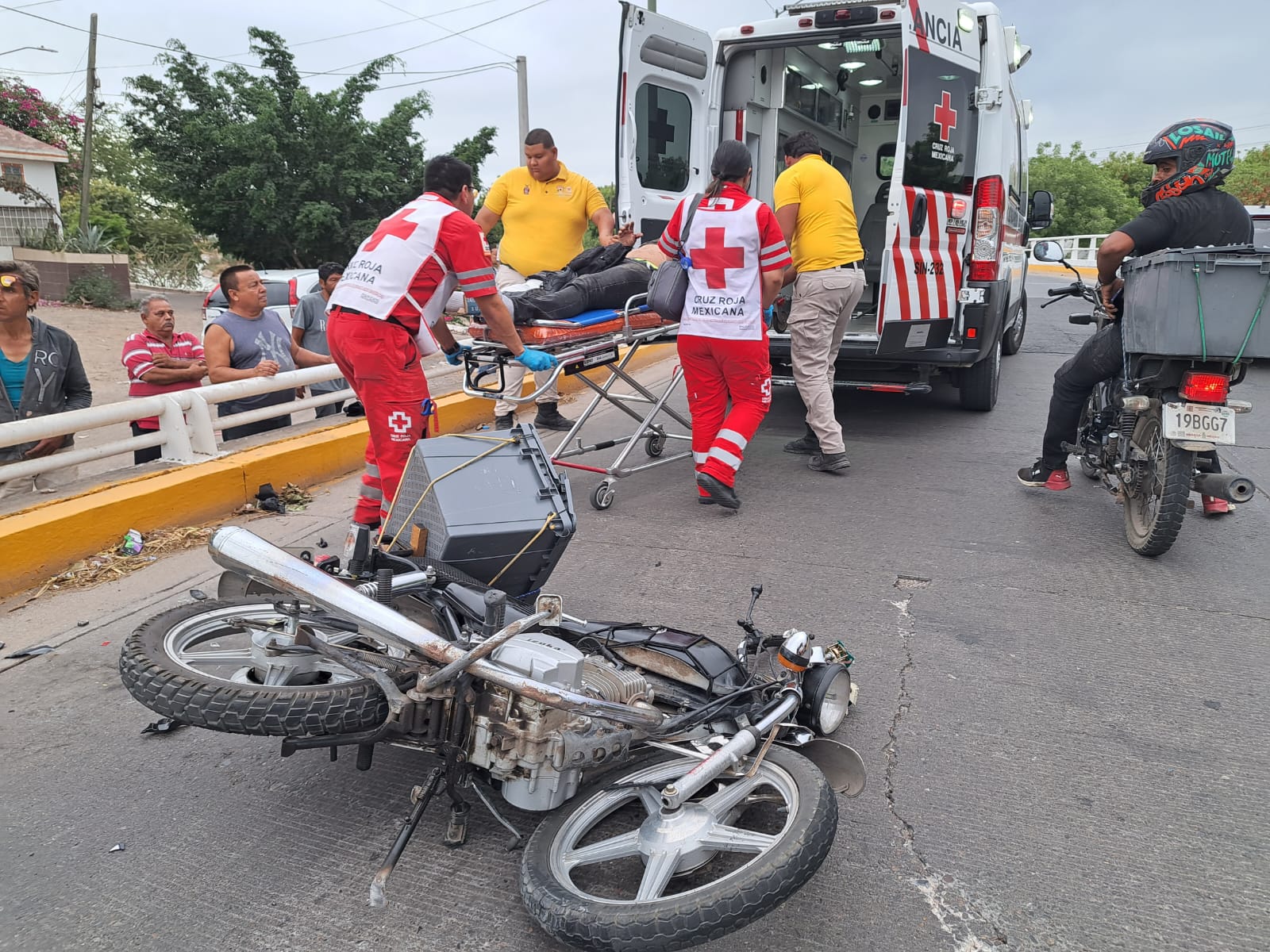 Motociclista queda herido tras chocar de frente contra carro conducido por embarazada, en Culiacán